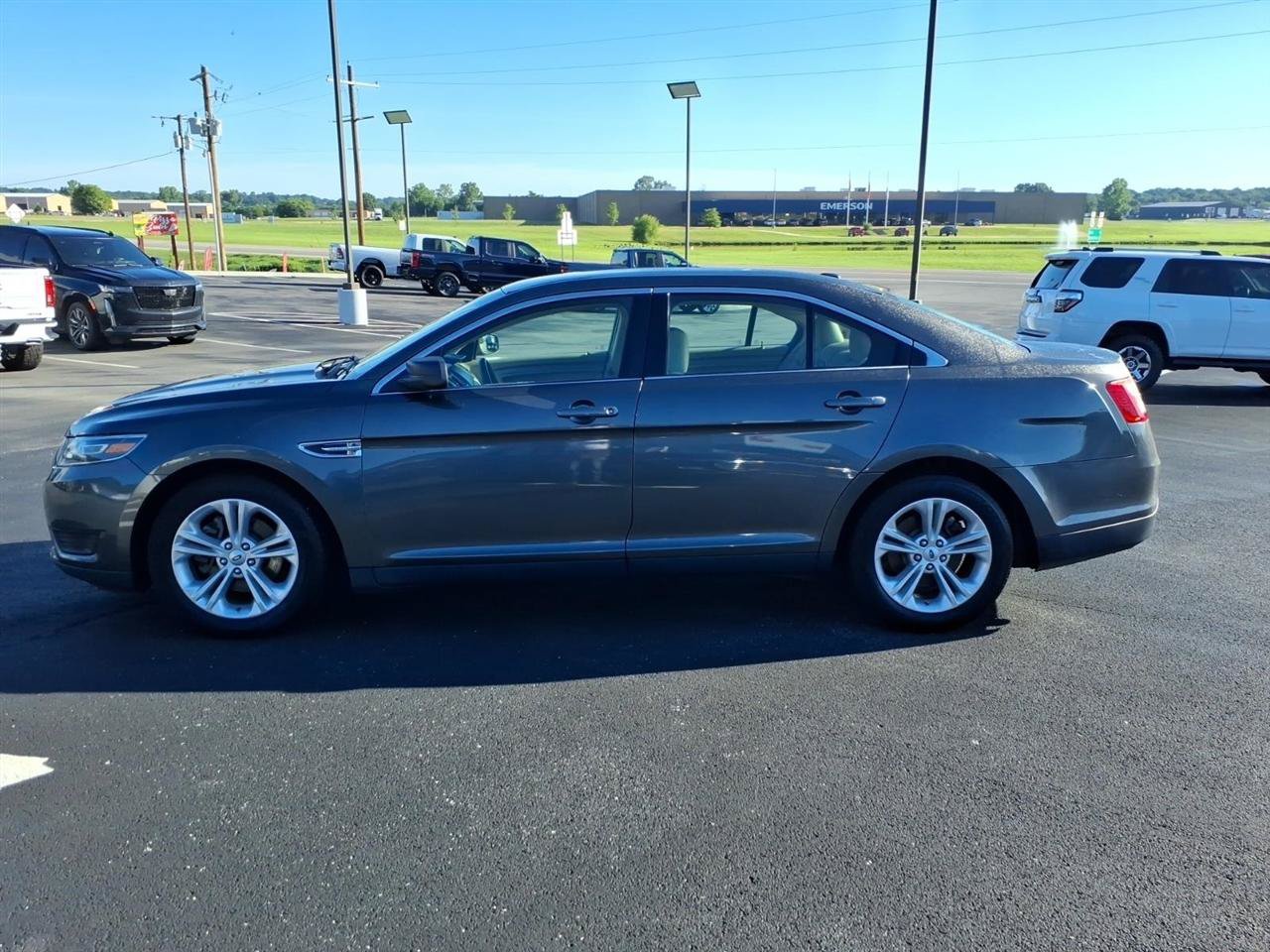 Used 2016 Ford Taurus SE FWD image 3