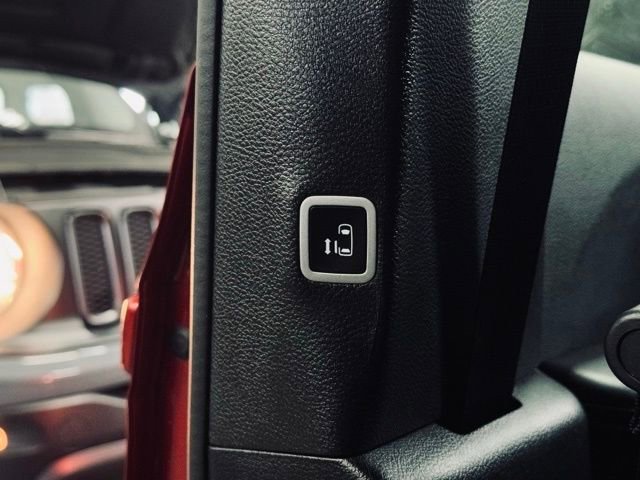 Used 2025 Chrysler Pacifica Limited image 30