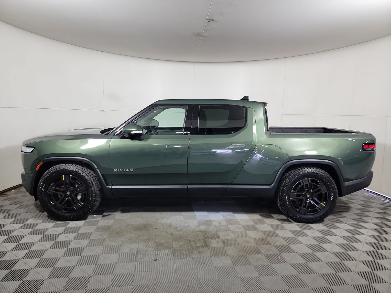 Used 2023 Rivian R1T Adventure Dual AWD/4WD image 2