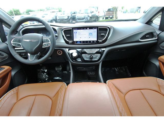 Used 2025 Chrysler Pacifica Pinnacle FWD image 8