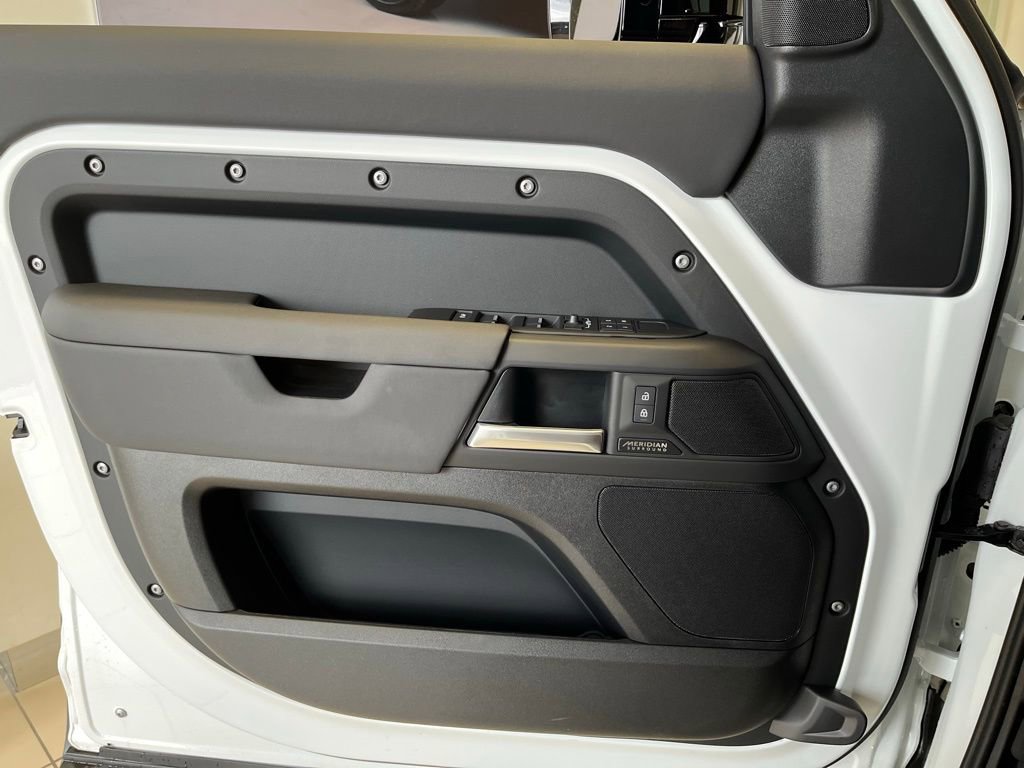 Used 2025 Land Rover Defender 110 X-Dynamic SE image 46