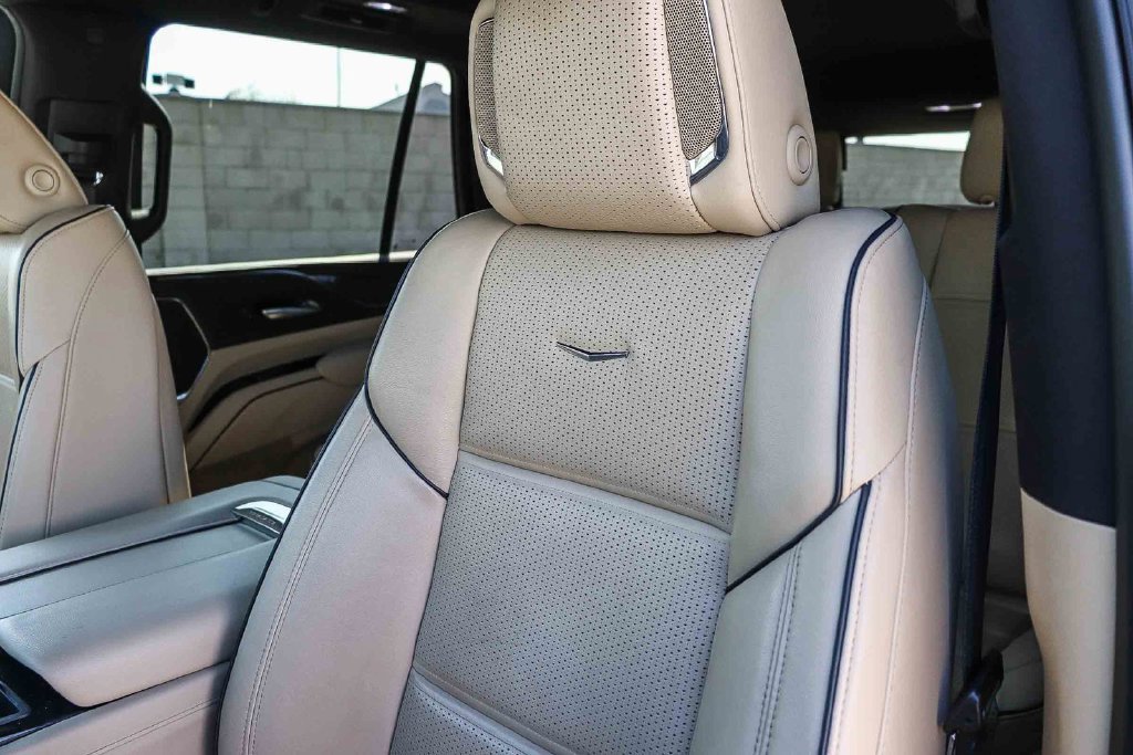 Used 2023 Cadillac Escalade Premium Luxury w/ Performance Package AWD/4WD image 33