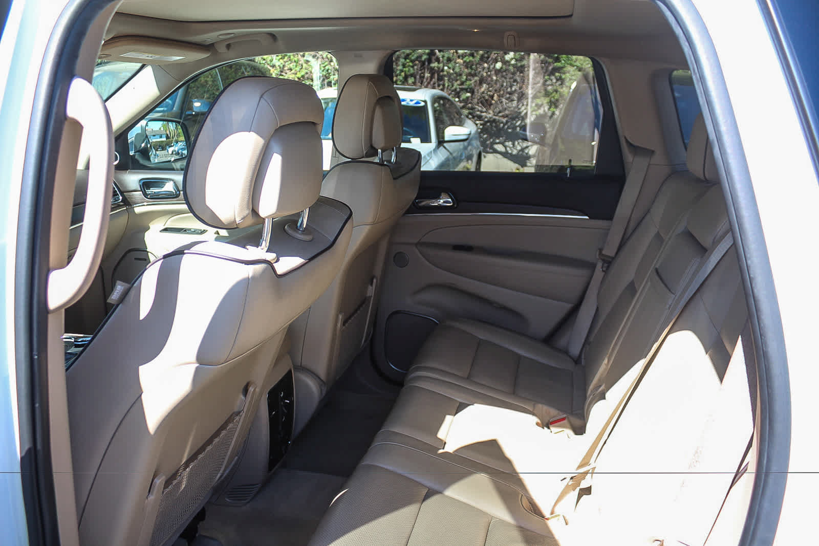 Used 2021 Jeep Grand Cherokee Overland AWD/4WD image 18