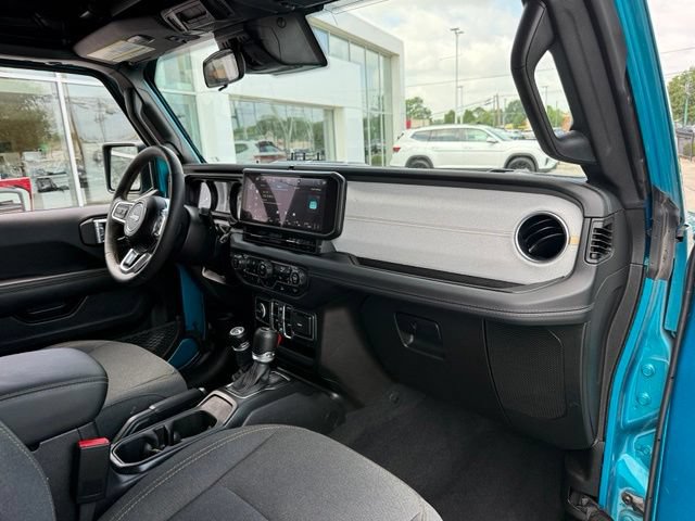 Used 2024 Jeep Wrangler Unlimited Sahara AWD/4WD image 21