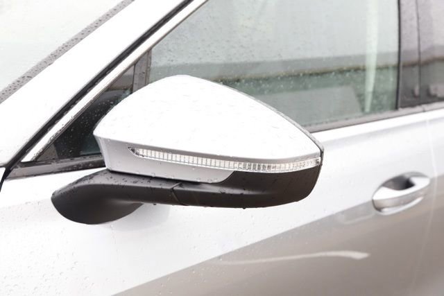 Used 2025 Volkswagen Tiguan SE w/ Panoramic Sunroof Package image 11