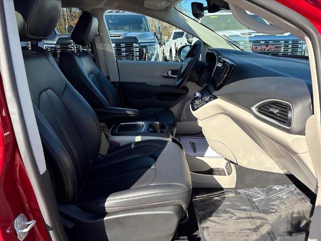 Used 2024 Chrysler Pacifica Touring-L image 7