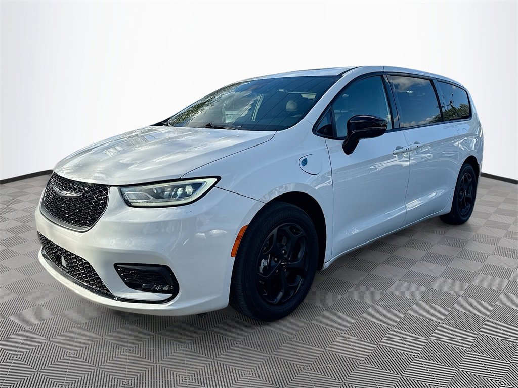 Used 2023 Chrysler Pacifica Limited w/ Uconnect Theater Family Group image 4