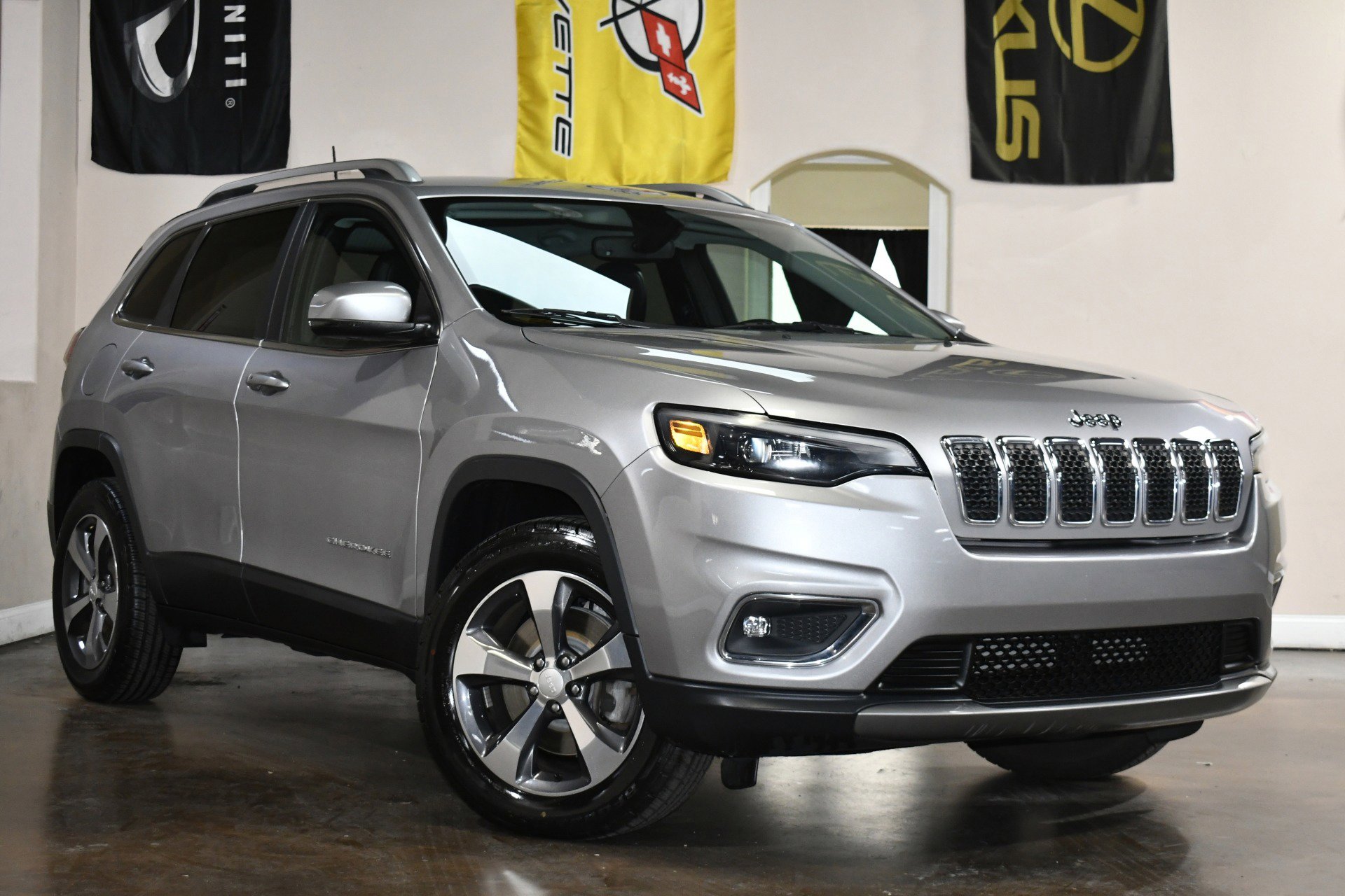 Used 2019 Jeep Cherokee Limited image 3