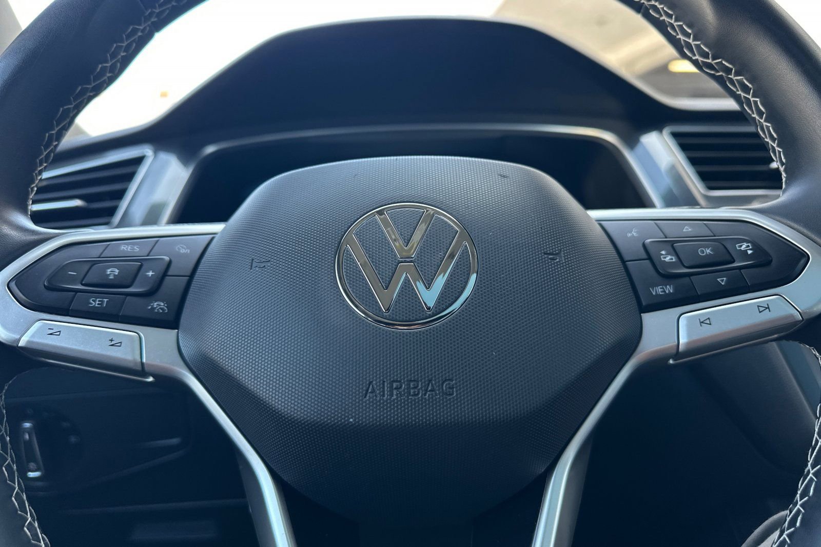Used 2022 Volkswagen Tiguan SE w/ Panoramic Sunroof Package FWD image 24