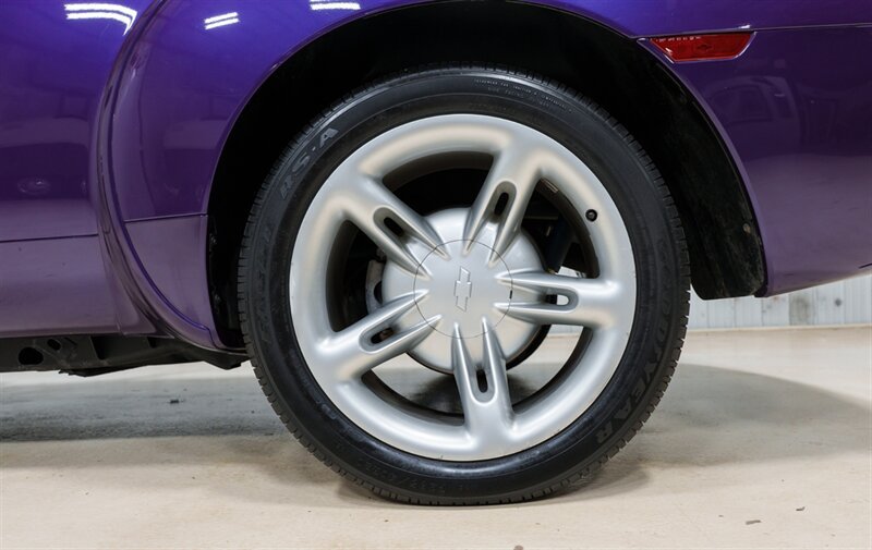 Used 2004 Chevrolet SSR w/ Preferred Equipment Group RWD image 13