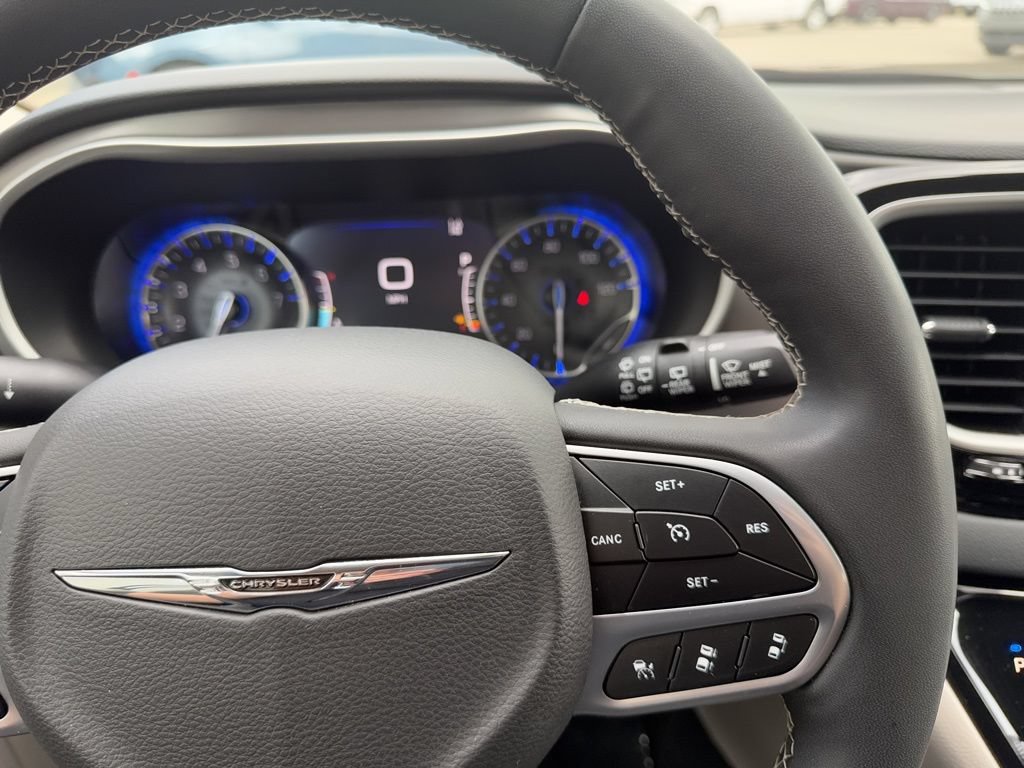 Used 2023 Chrysler Pacifica Touring-L FWD image 29