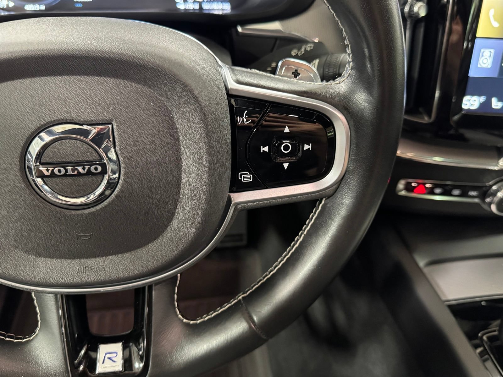 Used 2020 Volvo XC60 T8 R-Design AWD/4WD image 22