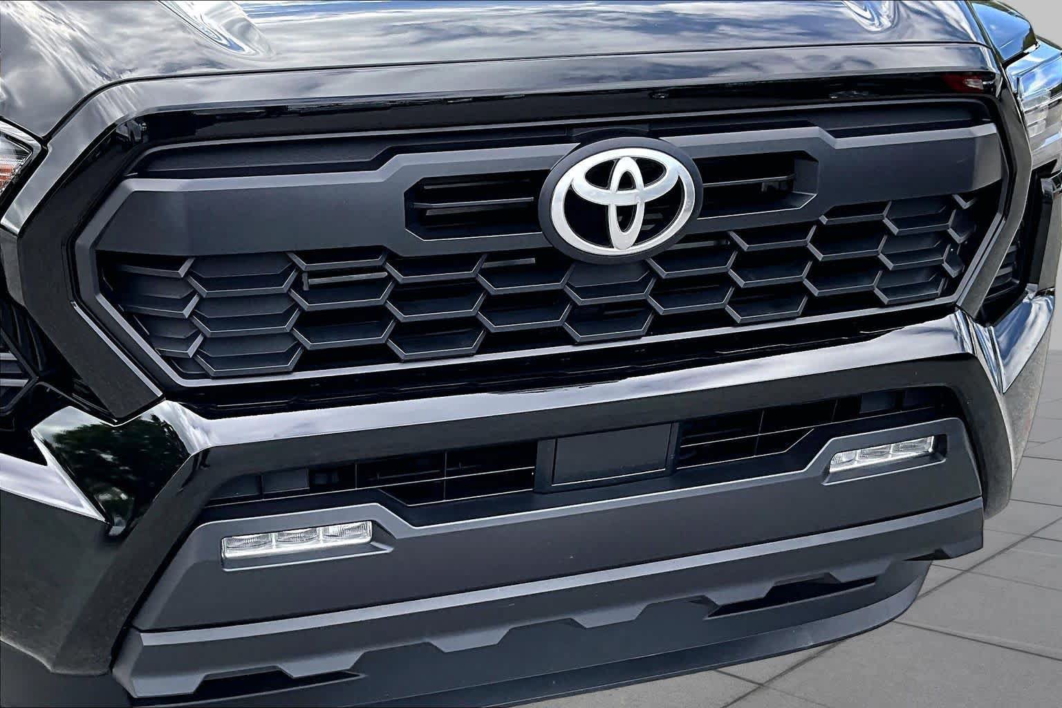 Used 2024 Toyota Tacoma TRD Sport AWD/4WD image 29