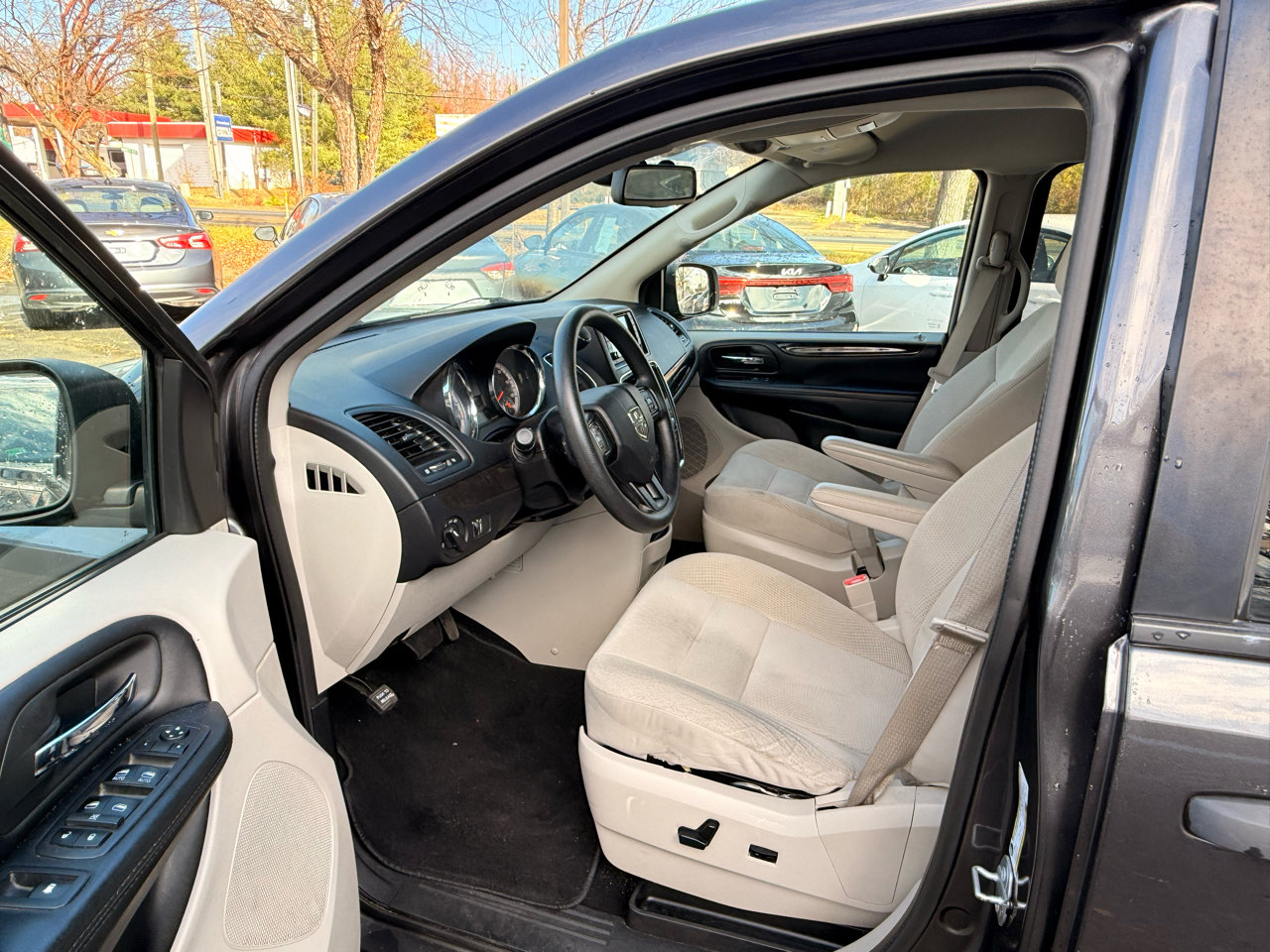 Used 2019 Dodge Grand Caravan SE w/ UConnect Hands-Free Group image 16