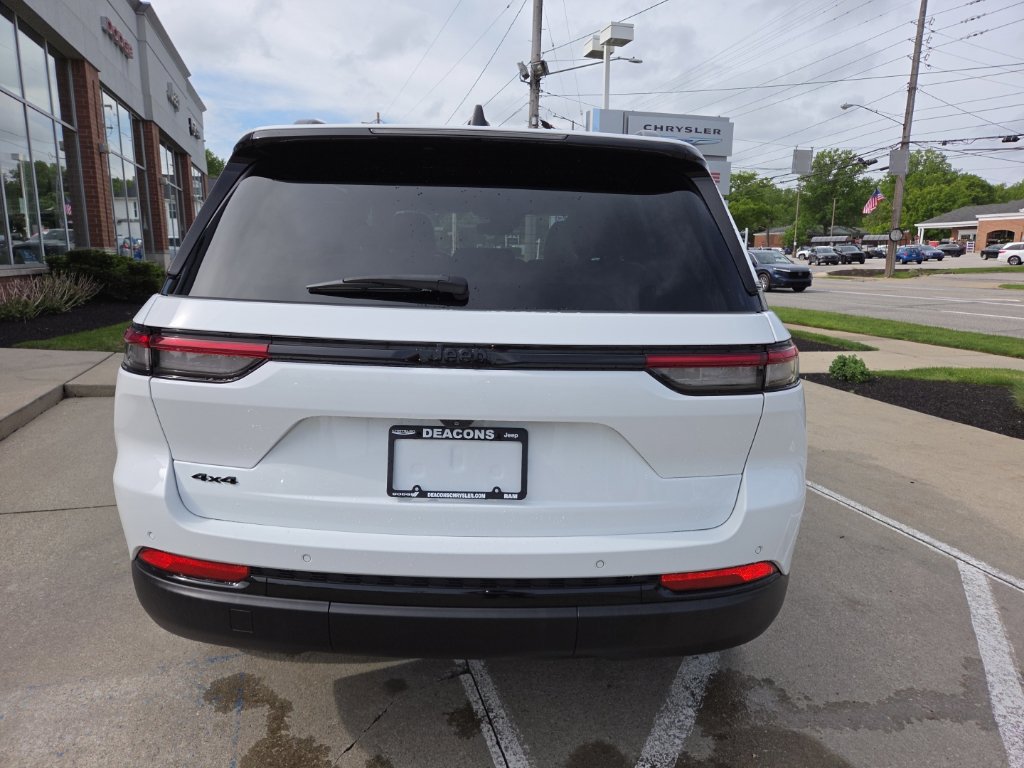 Used 2024 Jeep Grand Cherokee Altitude AWD/4WD image 10