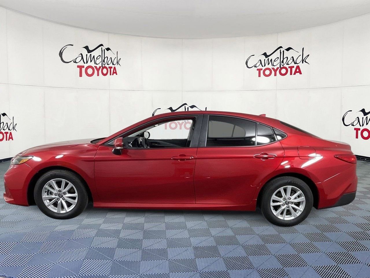Used 2025 Toyota Camry LE image 5