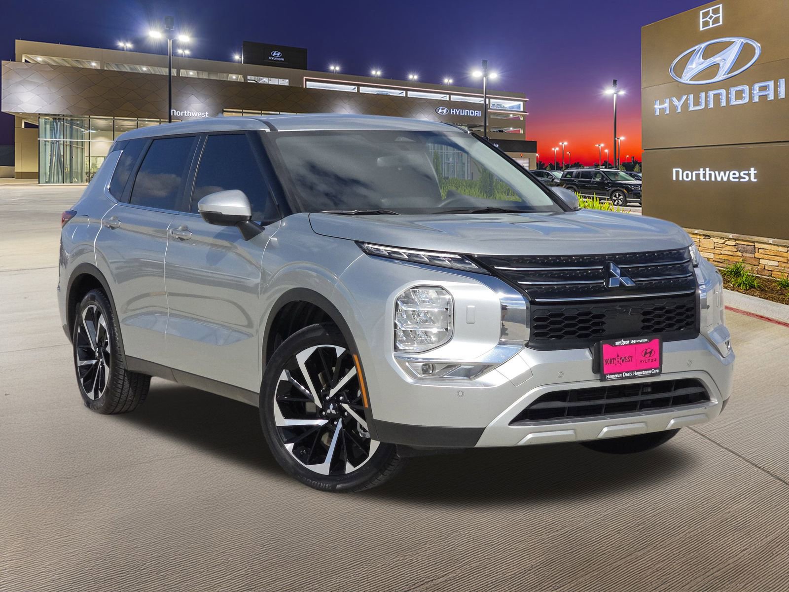 Used 2024 Mitsubishi Outlander SE image 3