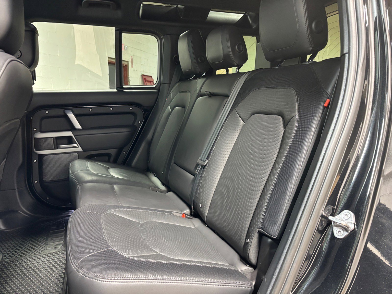 Used 2023 Land Rover Defender 110 X-Dynamic SE image 28