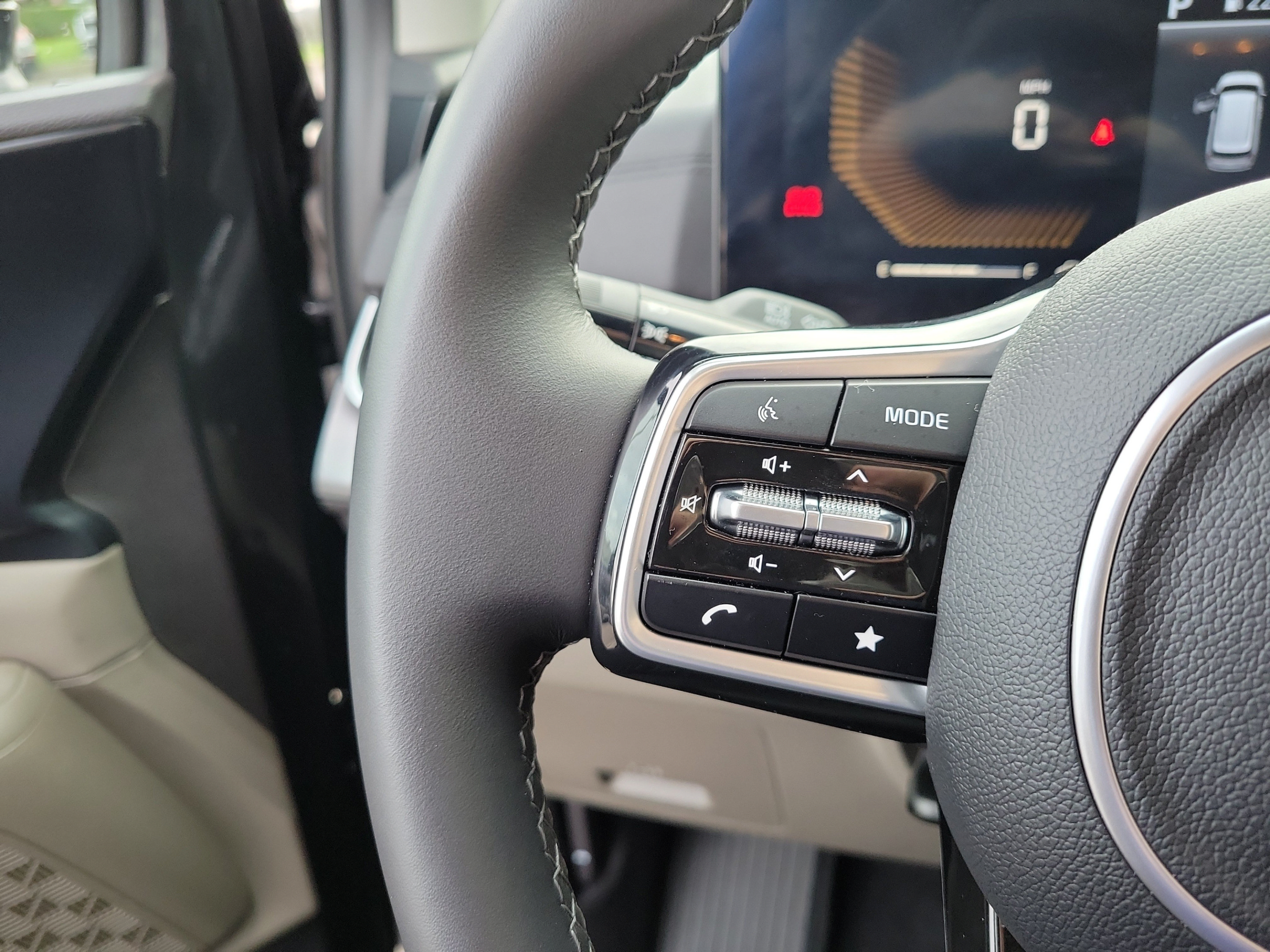 Certified 2026 Kia Carnival FWD image 25