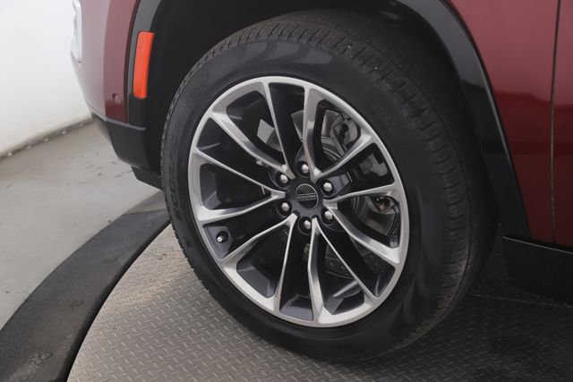 Used 2025 Jeep Wagoneer L Series III w/ Premium Group I image 13