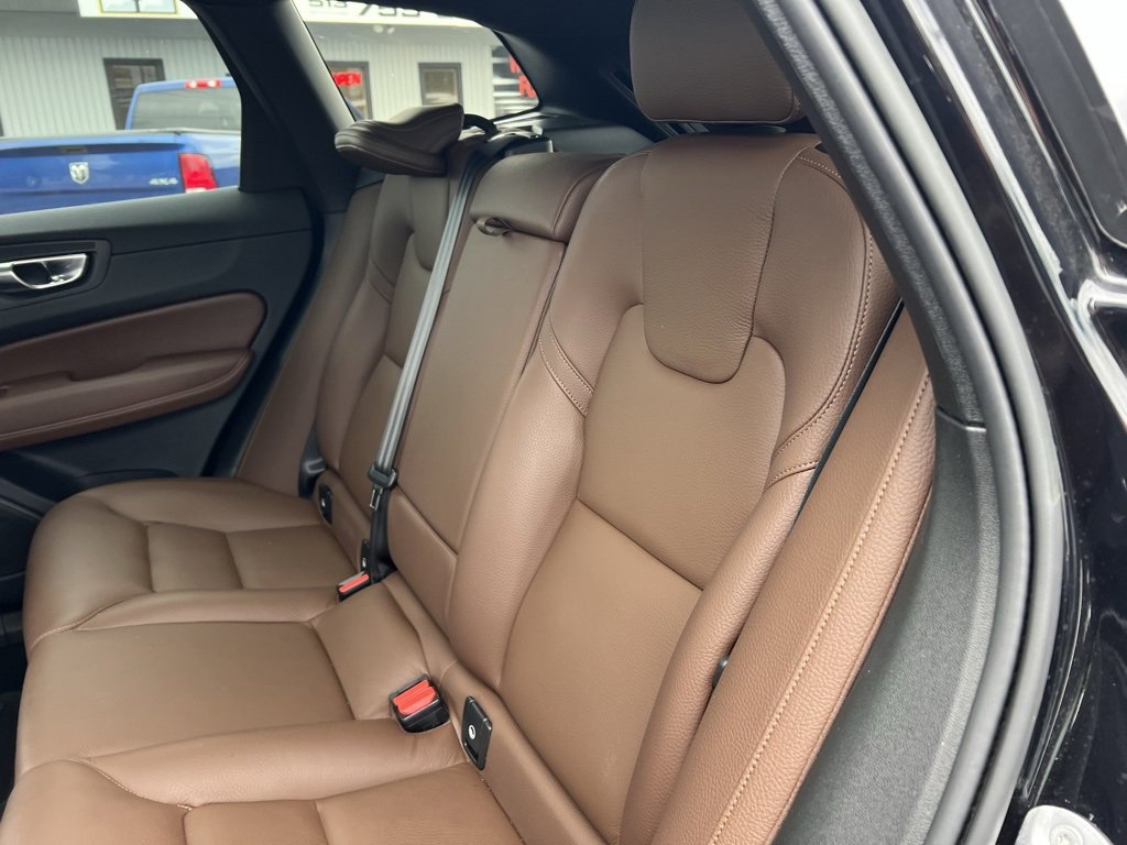 Used 2023 Volvo XC60 B5 Plus image 17