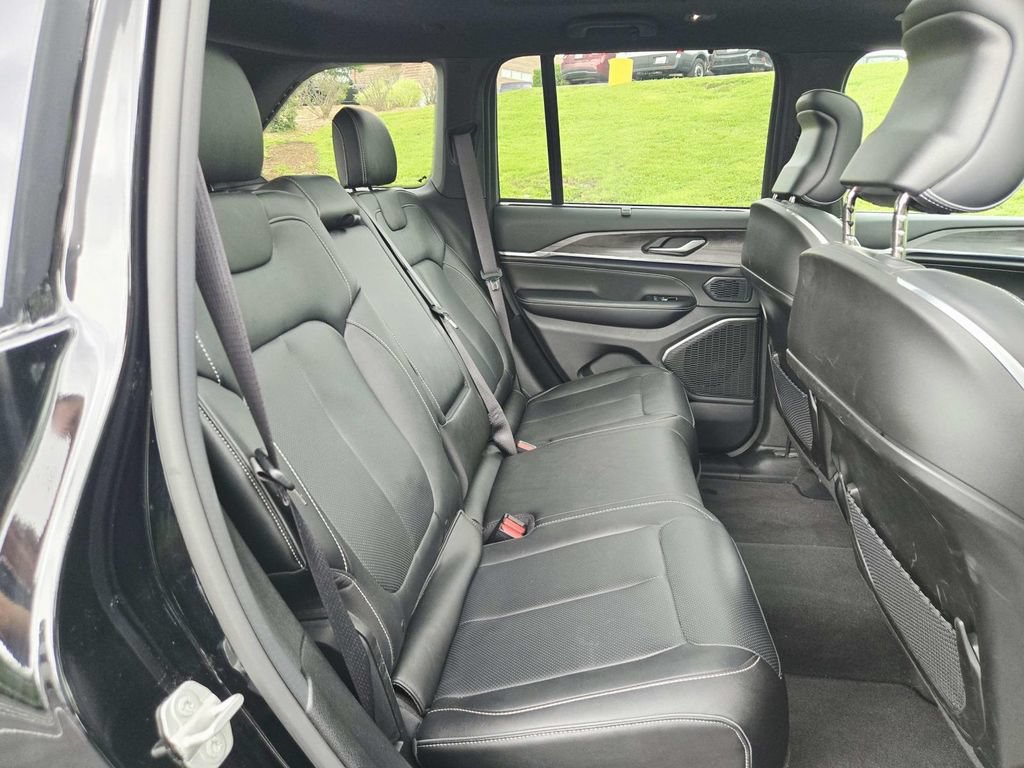 Used 2023 Jeep Grand Cherokee Overland w/ Luxury Tech Group IV AWD/4WD image 15