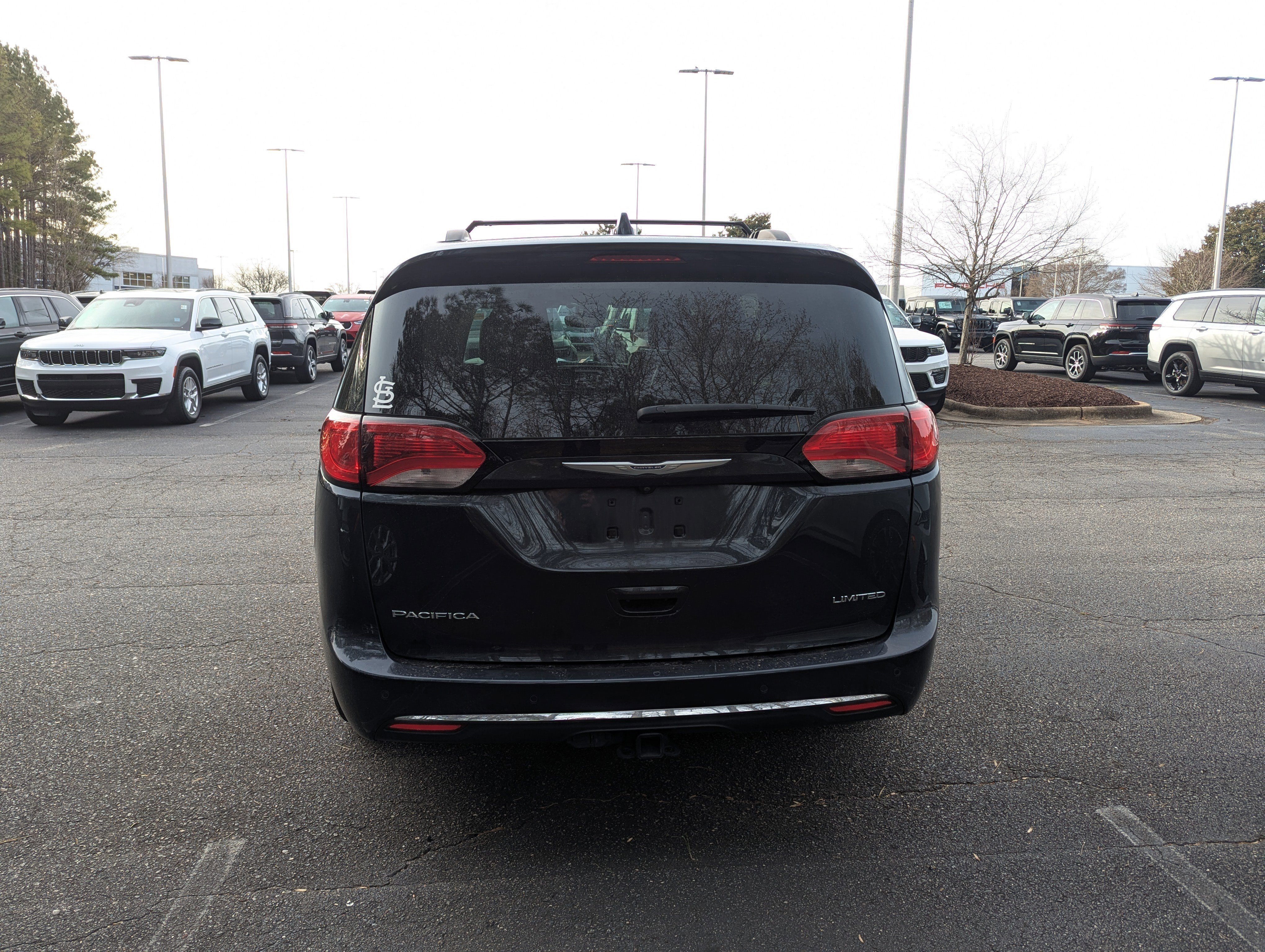 Used 2019 Chrysler Pacifica Limited image 2
