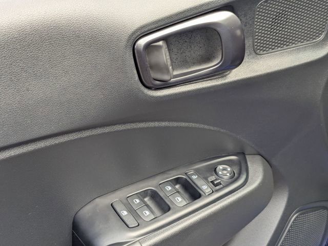 Used 2025 Hyundai Venue Limited FWD image 9