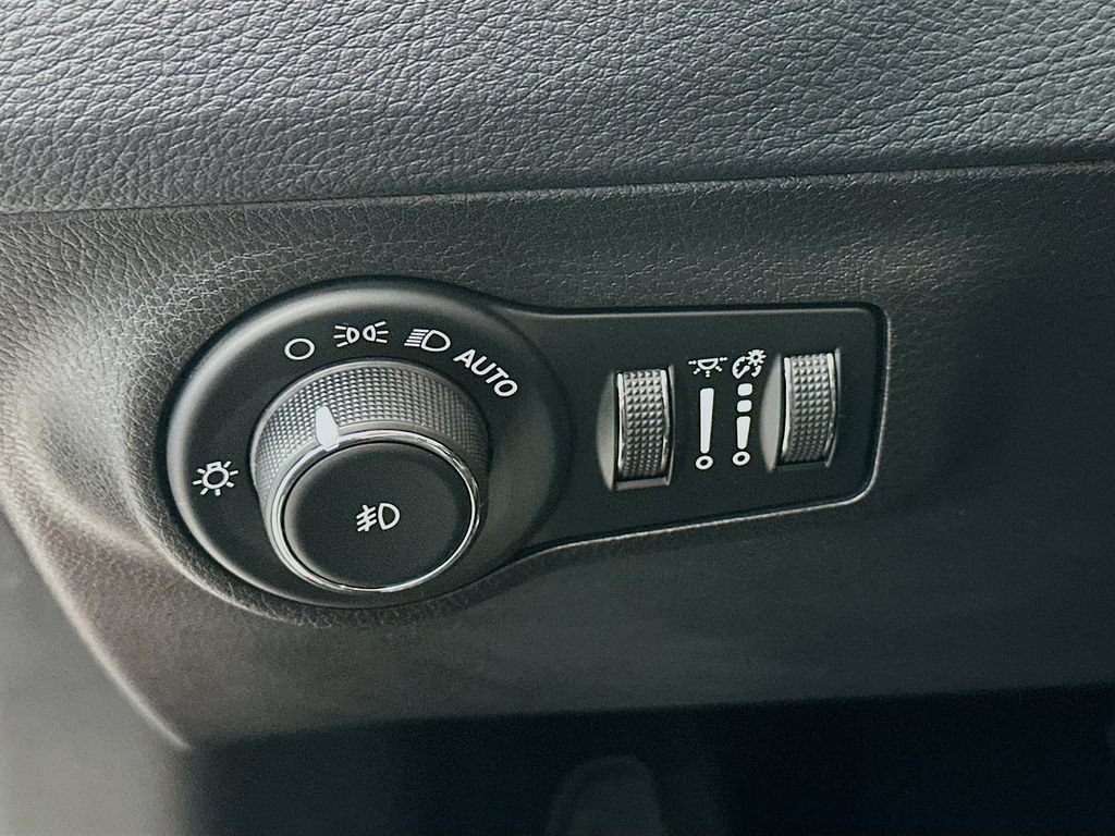 Certified 2020 Jeep Compass Latitude w/ Cold Weather Group AWD/4WD image 18