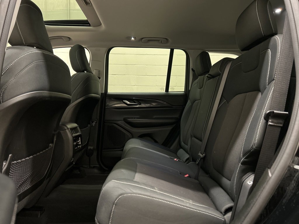 Used 2023 Jeep Grand Cherokee Laredo w/ Luxury Tech Group I image 8