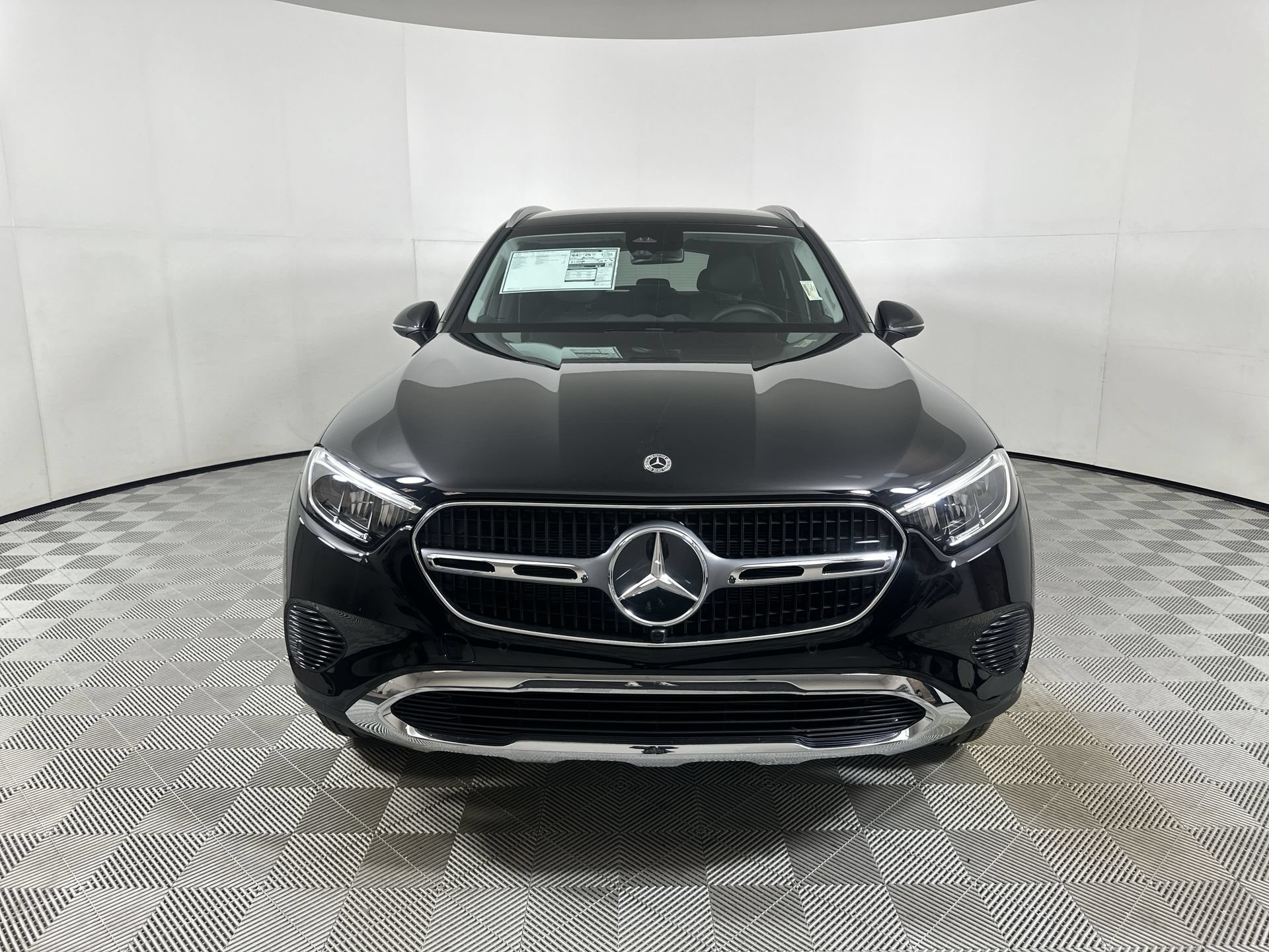 Used 2025 Mercedes-Benz GLC 350e 4MATIC image 3