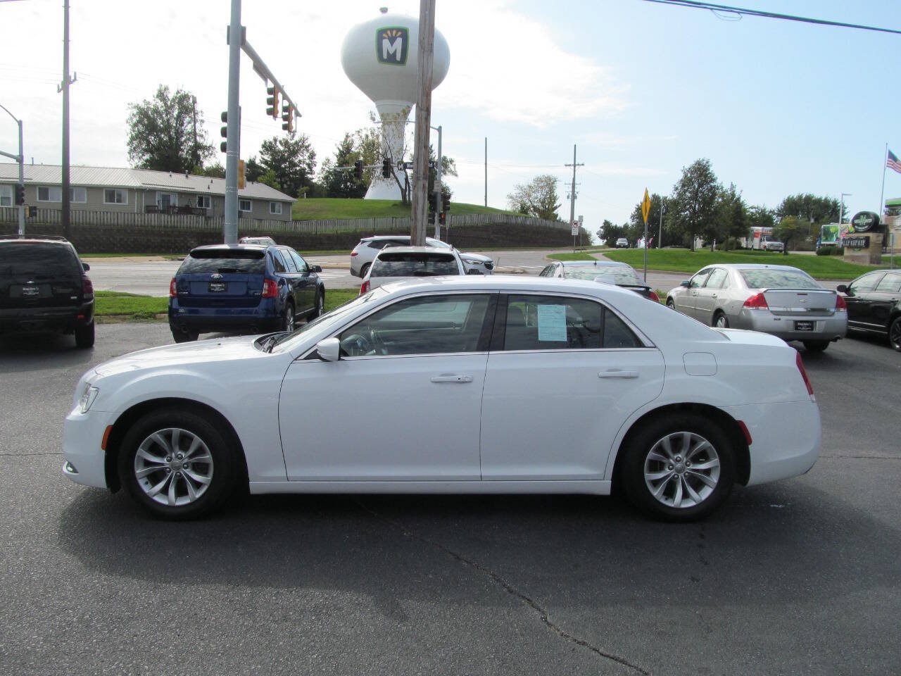 Used 2019 Chrysler 300 Touring RWD image 2