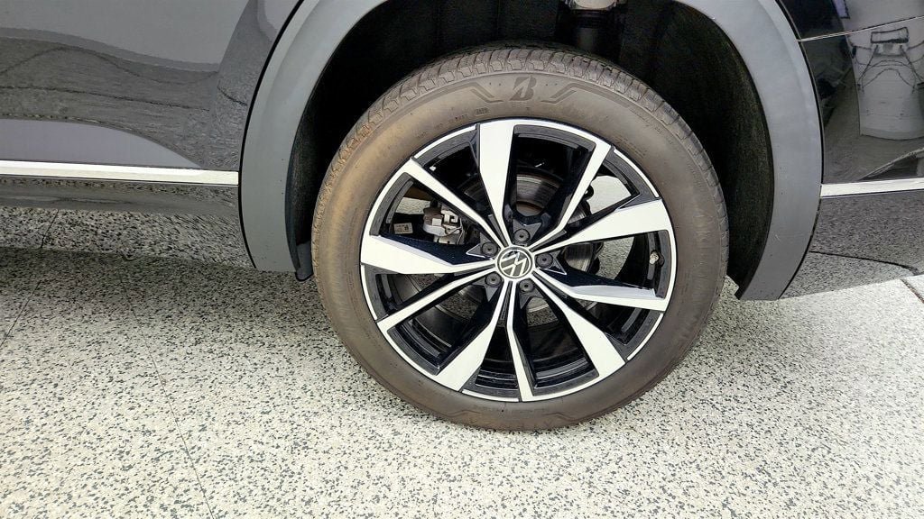 Used 2024 Volkswagen Atlas SEL Premium R-Line AWD/4WD image 9