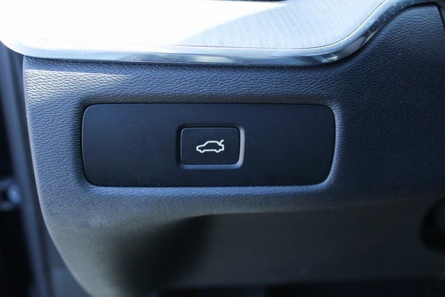 Used 2025 Volvo XC60 B5 Plus image 16