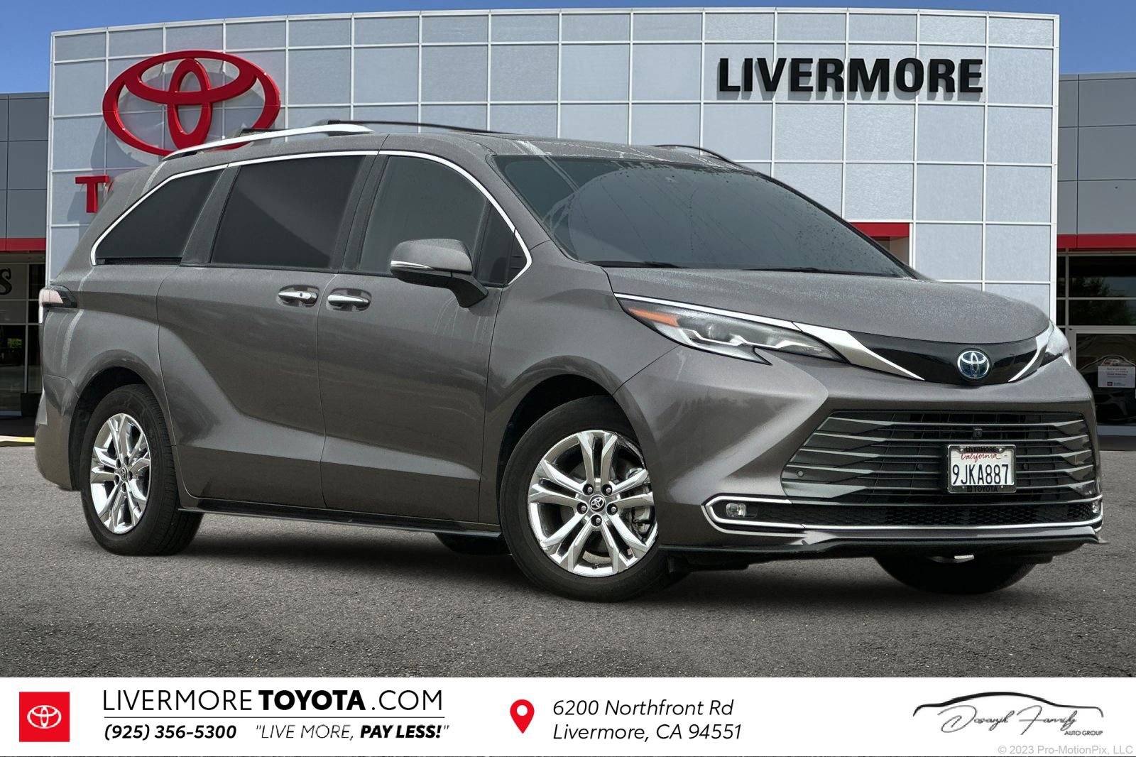 Used 2023 Toyota Sienna Platinum image 1
