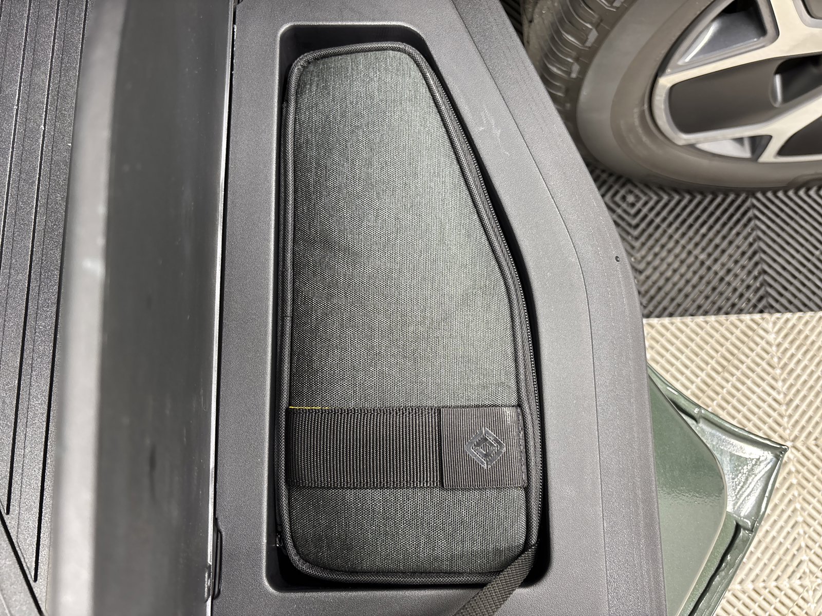 Used 2024 Rivian R1T Adventure image 32