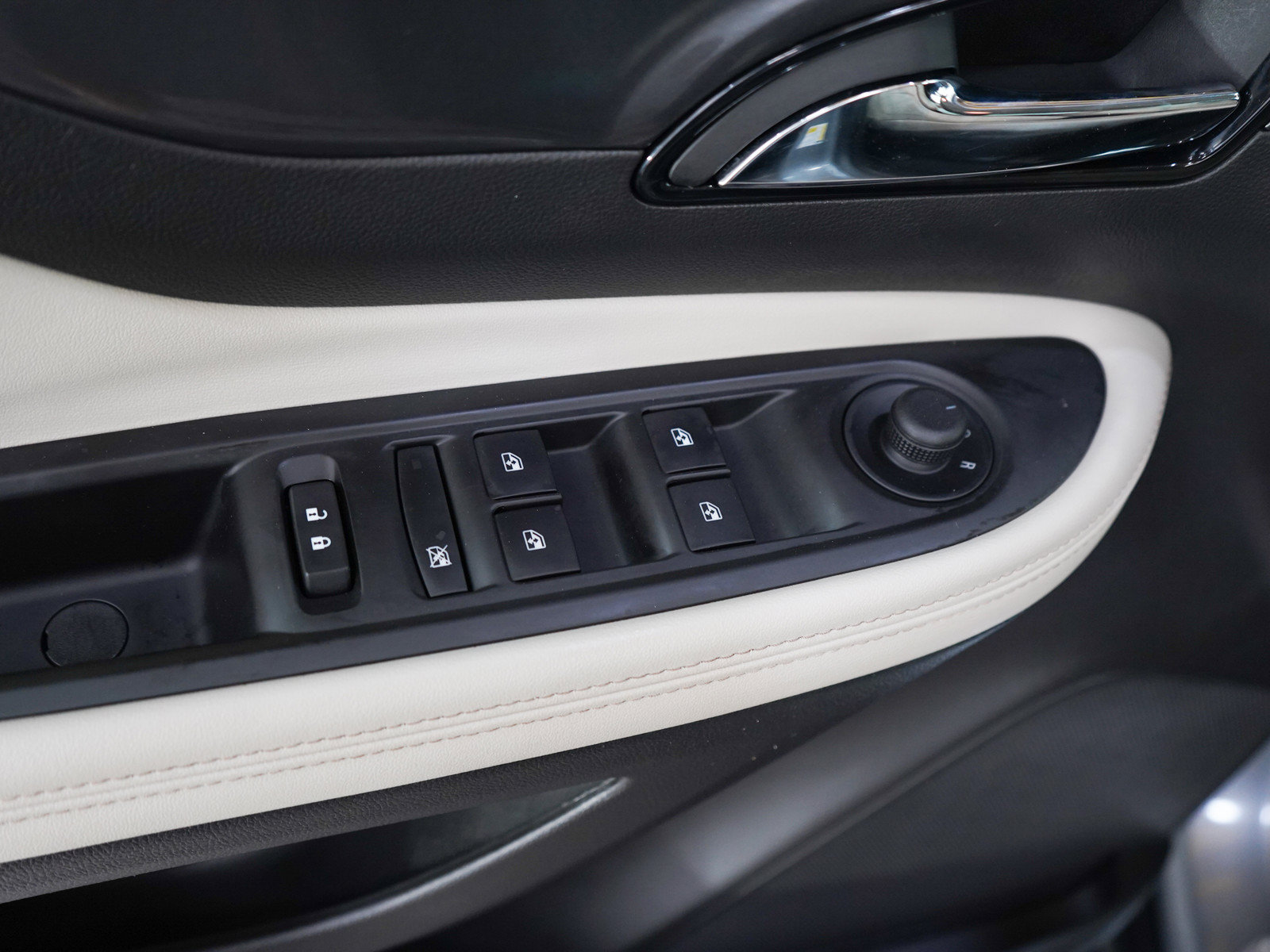 Used 2019 Buick Encore Essence w/ Safety Package II FWD image 19
