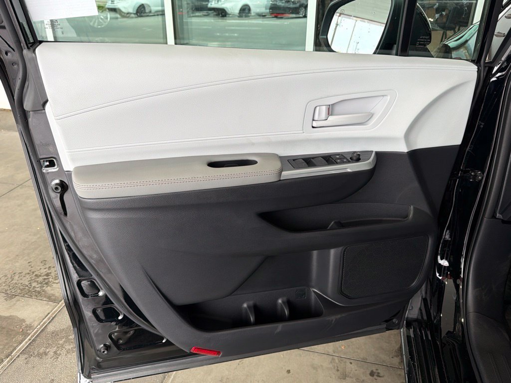 New 2026 Toyota Sienna LE FWD image 15