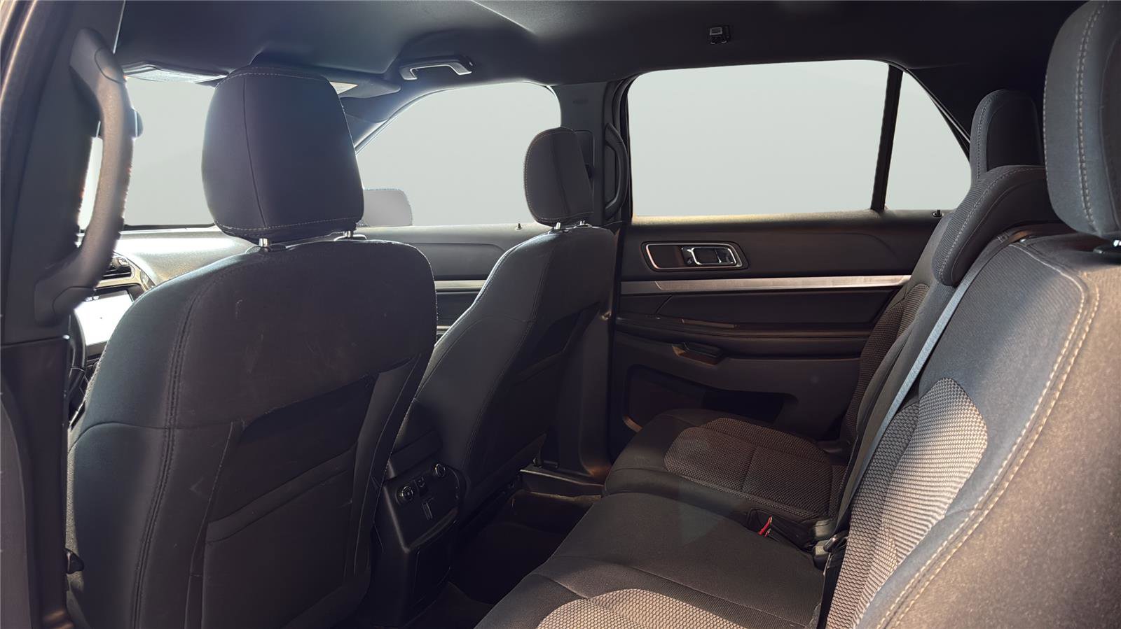 Used 2018 Ford Explorer XLT w/ Equipment Group 201A AWD/4WD image 16