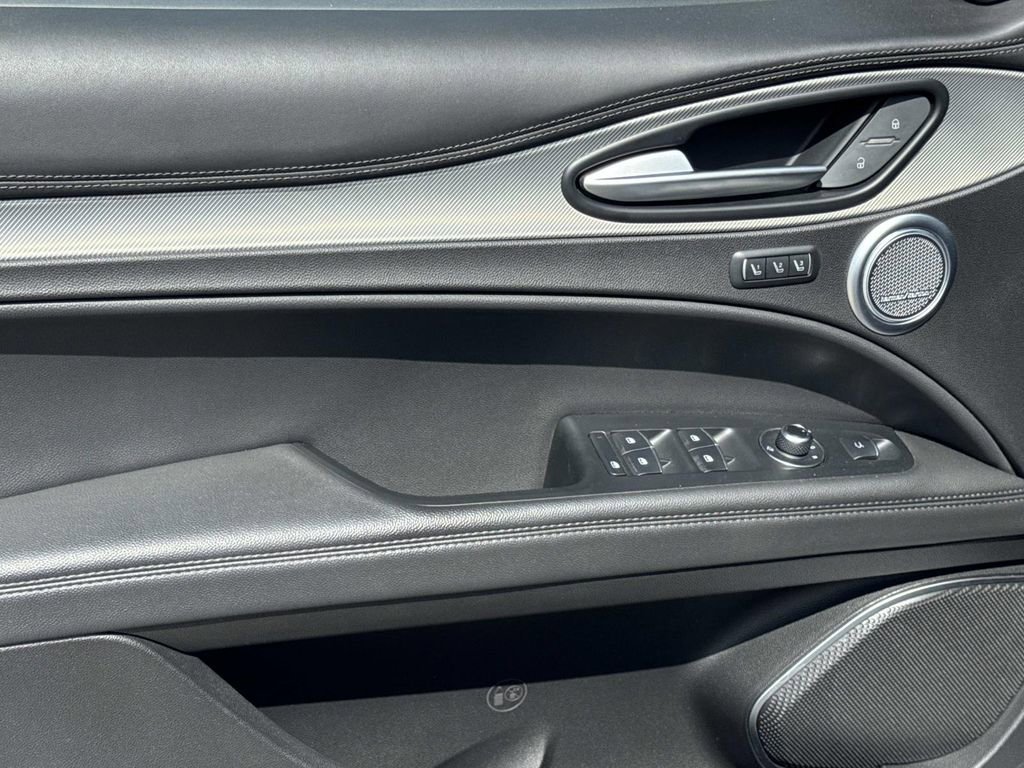 Used 2023 Alfa Romeo Stelvio Veloce image 19