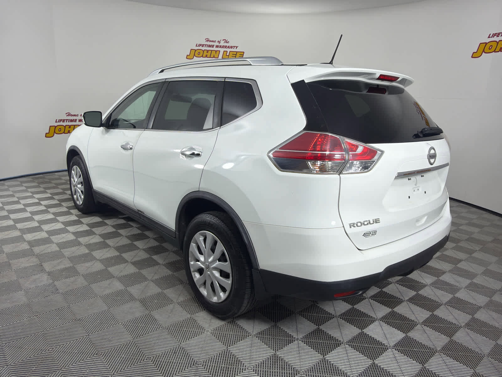 Used 2016 Nissan Rogue S w/ Appearance Package FWD image 3