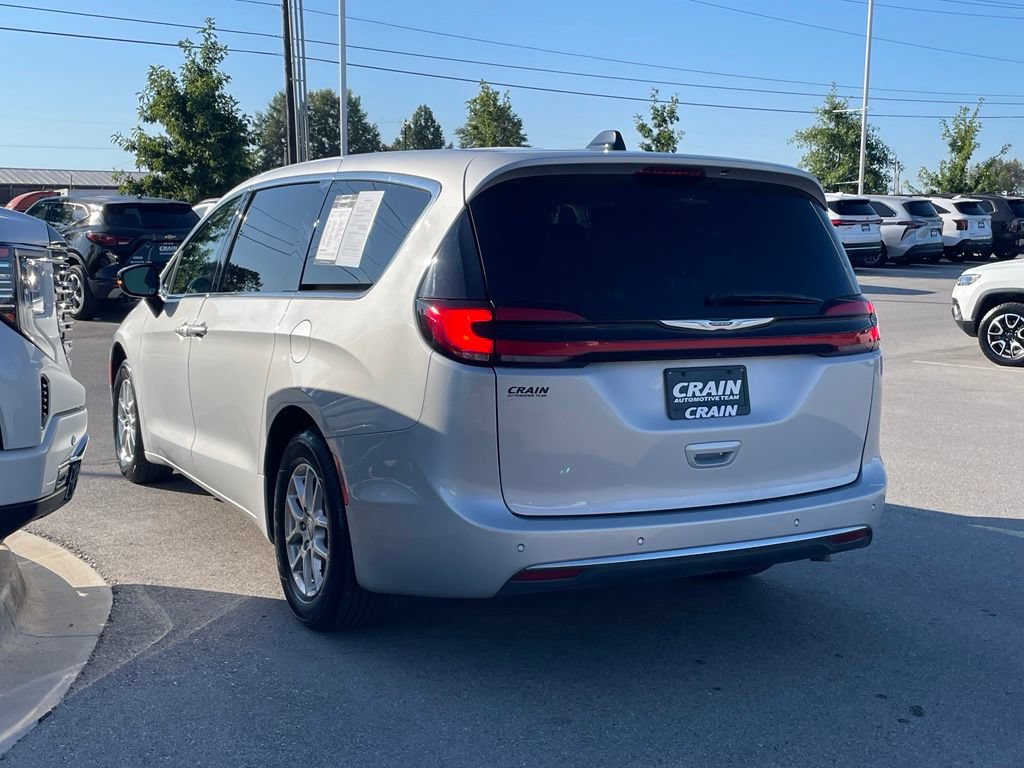 Used 2024 Chrysler Pacifica Touring-L FWD image 5