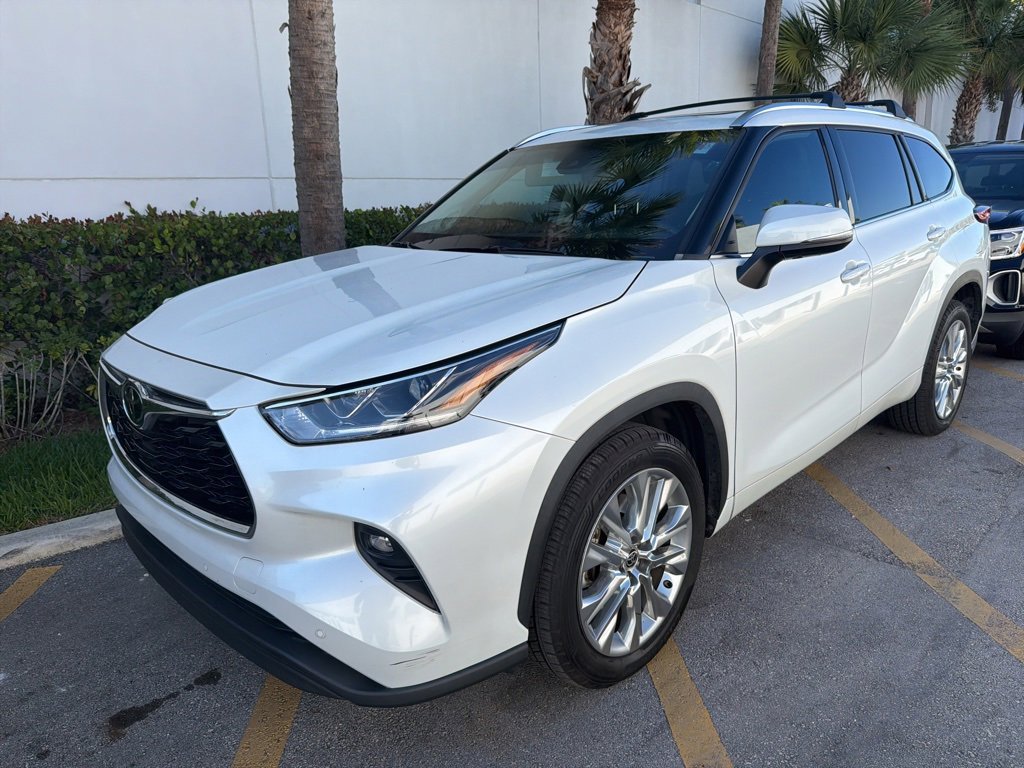 Used 2023 Toyota Highlander L image 1