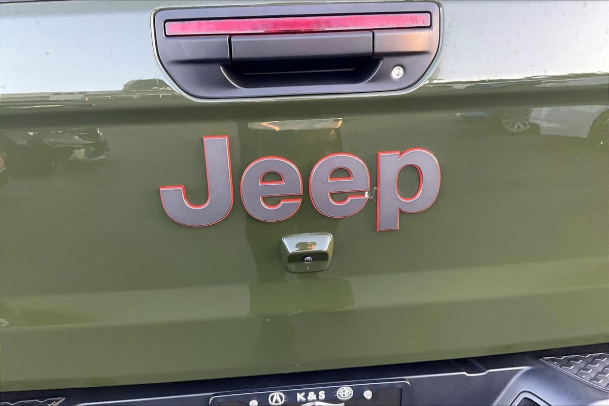Used 2023 Jeep Gladiator Mojave w/ Trailer Tow Package AWD/4WD image 8