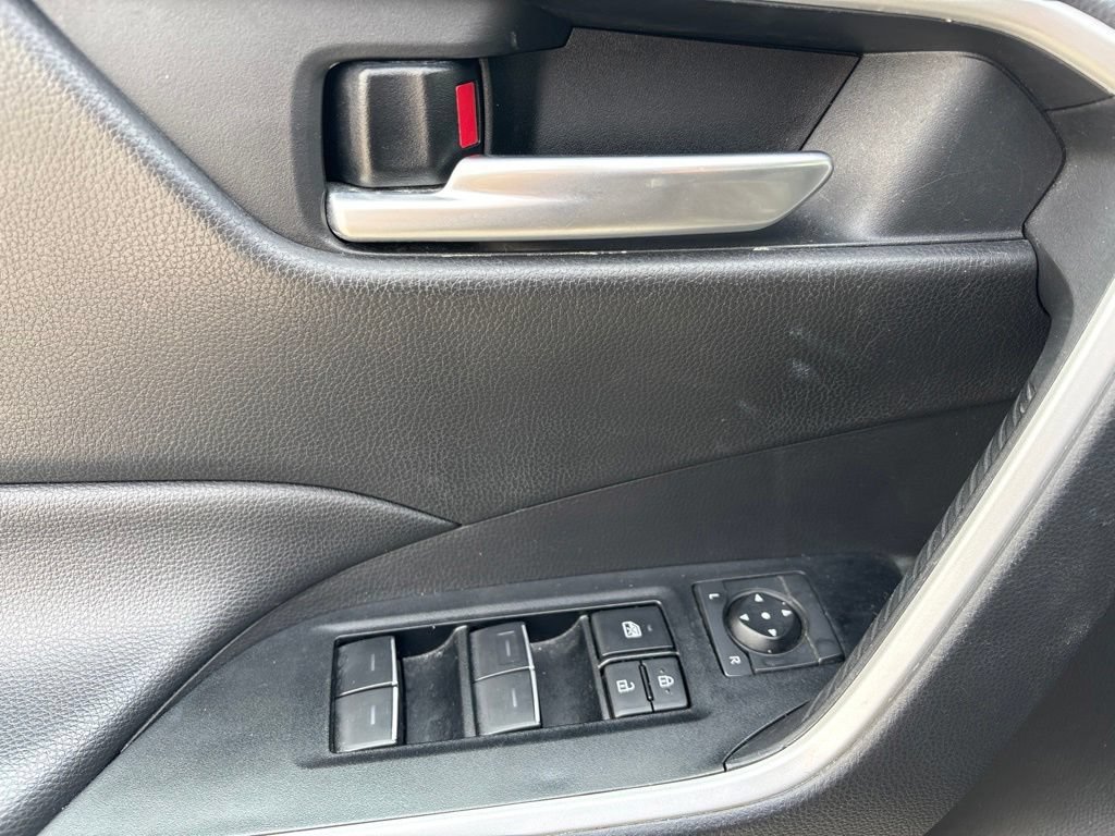 Used 2025 Toyota RAV4 XLE FWD image 11