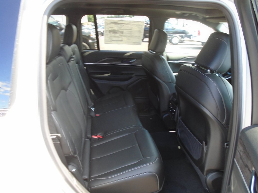 New 2025 Jeep Grand Cherokee Limited w/ Black Appearance Package AWD/4WD image 10