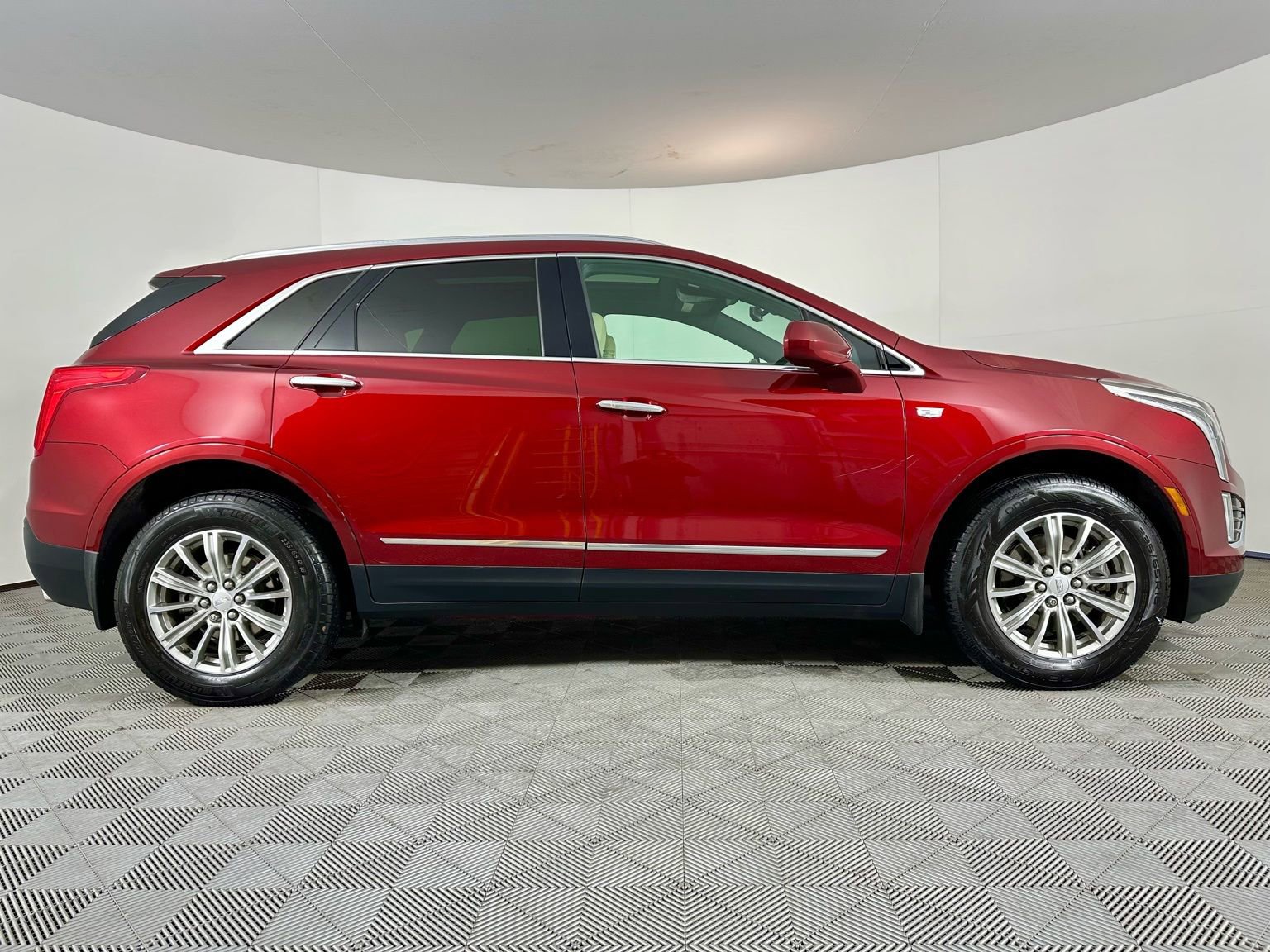 Used 2017 Cadillac XT5 Luxury w/ Driver Awareness Package image 30