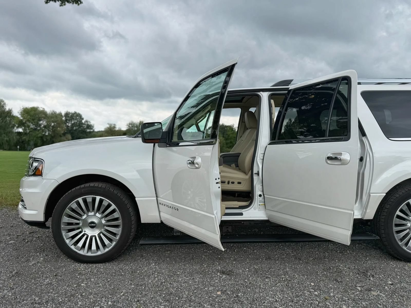 Used 2015 Lincoln Navigator L 4WD w/ Equipment Group 101A Reserve image 82