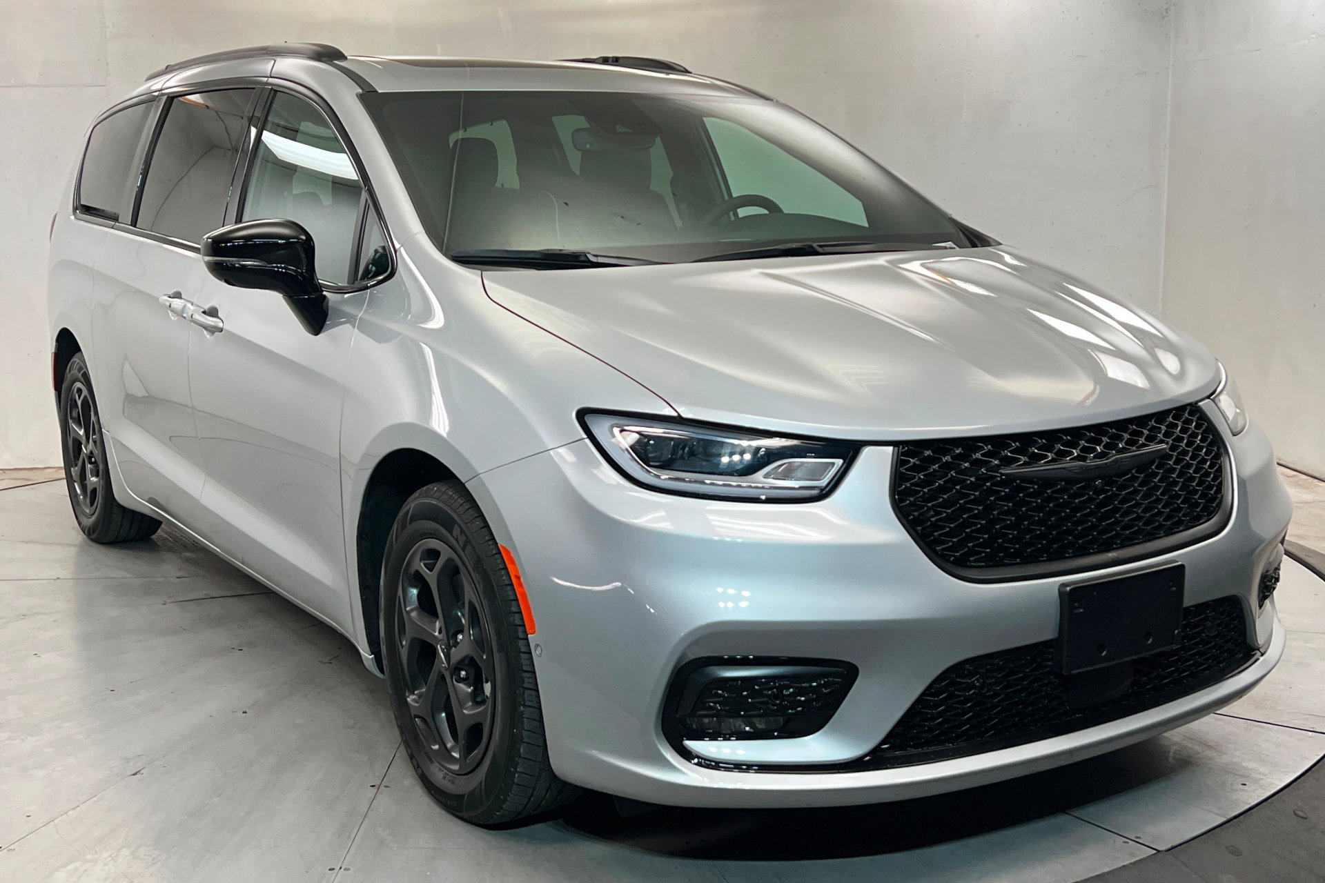 Used 2024 Chrysler Pacifica Premium FWD image 8