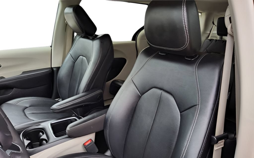 Used 2024 Chrysler Pacifica Touring-L FWD image 40